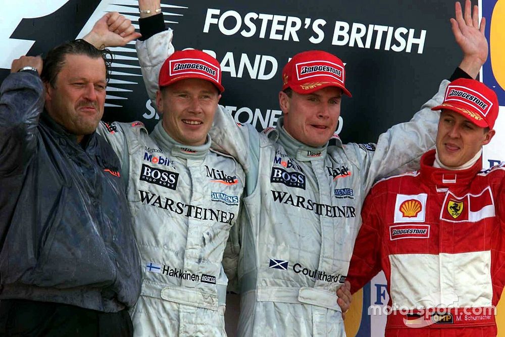 Podio: Ganador de la carrera David Coulthard, McLaren, segundo lugar Mika Hakkinen, McLaren, tercer 