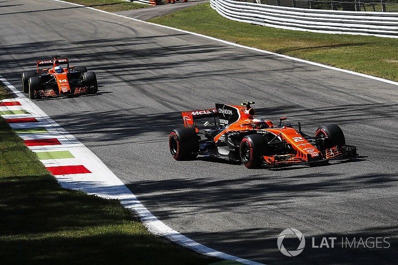 Stoffel Vandoorne, McLaren MCL32 y Fernando Alonso, McLaren MCL32