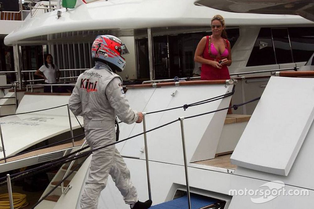 Kimi Raikkonen sube a un yate