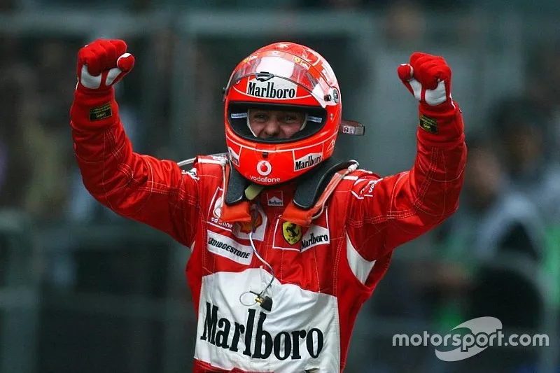 Yarış galibi Michael Schumacher kutlama yapıyor