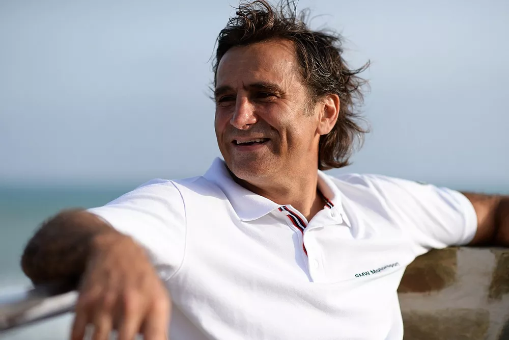 Alex Zanardi si prepara per un long-distance triathlon che si svolger&agrave; alle Hawaii in Ottobre