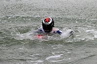 El d&iacute;a que Lorenzo celebr&oacute; ganar en Jerez con un chapuz&oacute;n en el lago