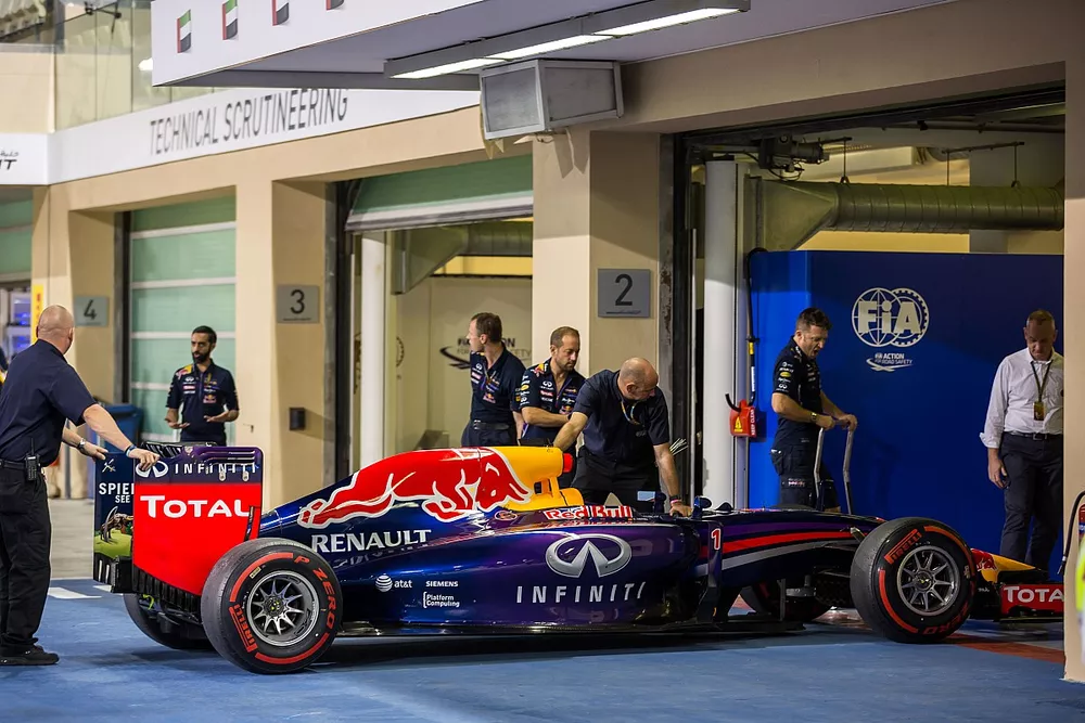 Red Bull Racing RB10, Sebastian Vettel, Red Bull Racing, teknik kontrol yolunda