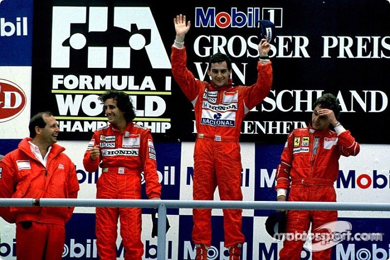 Podium: El ganador de la carrera, Ayrton Senna con Alain Prost y Gerhard Berger