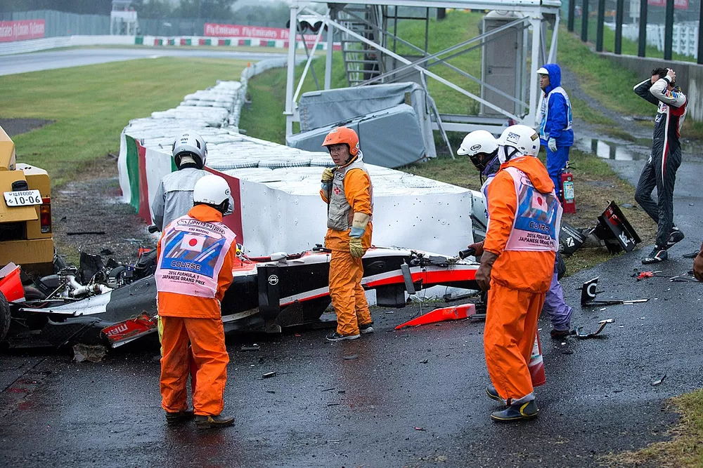 Adrian Sutil, Sauber F1 Team, observa a equipe de salvamento trabalhando ap&oacute;s o acidente com Jules B