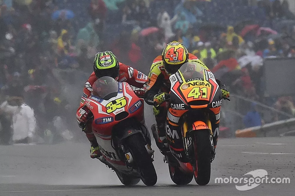Cal Crutchlow y Aleix Espargar&oacute; se acercan