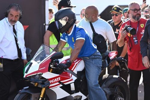 Espectacular aparición: Hamilton llegó a Monza con una Ducati de 215 CV