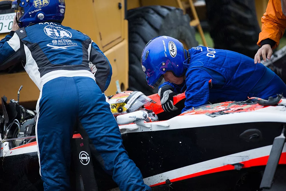 Equipe de seguran&ccedil;a trabalha ap&oacute;s o acidente de Jules Bianchi, Marussia F1 Team