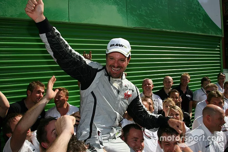 Race winner Rubens Barrichello, BrawnGP celebrates with his team