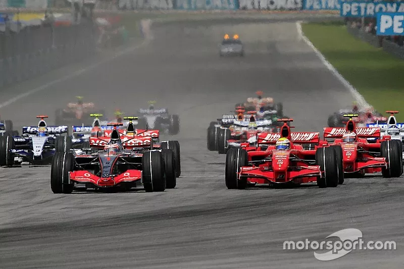 D&eacute;part: Fernando Alonso, McLaren Mercedes, MP4-22 et Felipe Massa, Scuderia Ferrari, se battent pour la t&ecirc;te