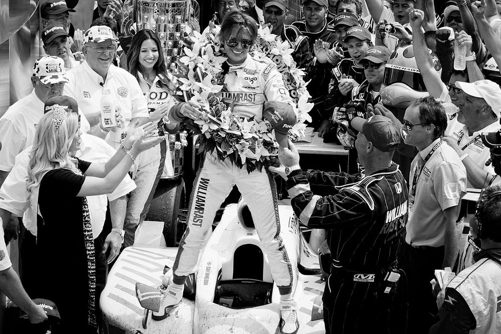 Il vincitore della Indy 500 2011 Dan Wheldon, Bryan Herta Autosport with Curb / Agajanian festeggia la vittoria