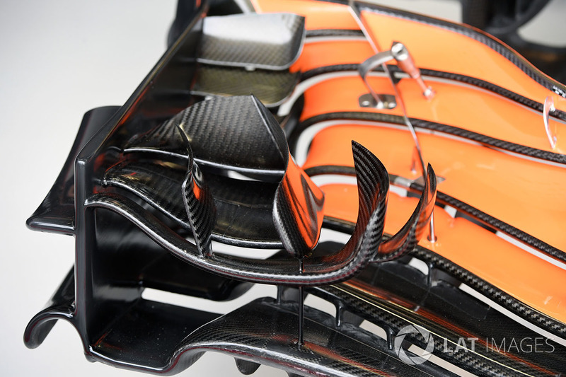 Detalle del alerón delantero del McLaren MCL32