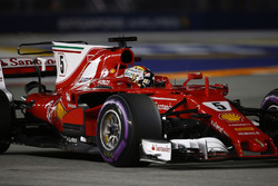 Le poleman Sebastian Vettel, Ferrari SF70H, fête sa pole en entrant dans le Parc Fermé