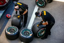 Trabajo de los ingenieros de Pirelli en algunos neumáticos