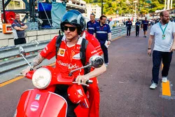 Kimi Raikkonen, Ferrari, sur un scooter