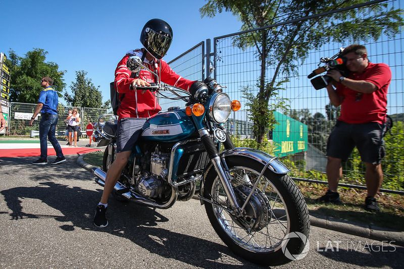 Sebastian Vettel, Ferrari llega en su moto Suzuki 750