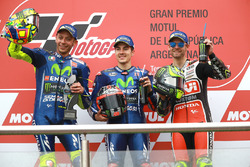 Podium : le deuxième, Valentino Rossi, Yamaha Factory Racing, le vainqueur Maverick Viñales, Yamaha Factory Racing, le troisième, Cal Crutchlow, Team LCR Honda