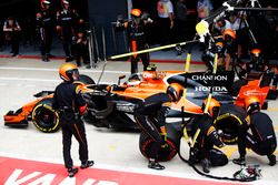 Stoffel Vandoorne, McLaren MCL32, pit stop