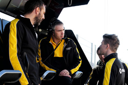 Cyril Abiteboul, directeur général de Renault Sport F1 avec Nico Hulkenberg, Renault Sport F1 Team et Nick Chester, directeur technique chassis Renault Sport F1 Team