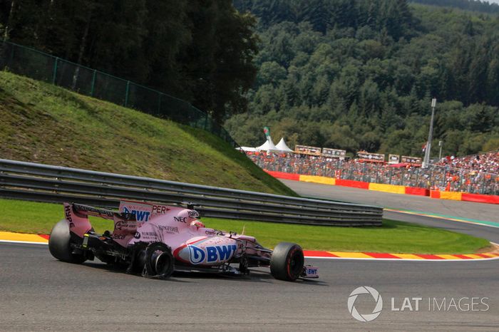Sergio Perez, Sahara Force India VJM10, rear puncture damage