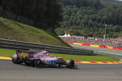Sergio Perez, Sahara Force India VJM10, rear puncture damage
