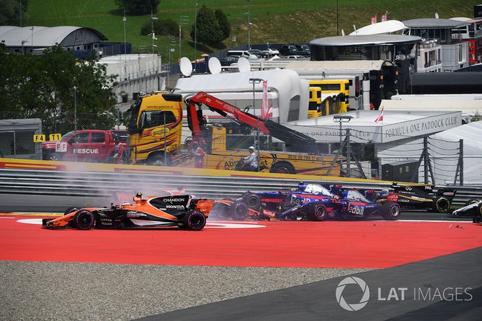 Max Verstappen, Red Bull Racing RB13, Fernando Alonso, McLaren MCL32, Daniil Kvyat, Scuderia Toro Rosso STR12, chocan
