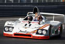 Chase Carey, Chairman, Formula One, in una Porsche 936 1981 guidata da Neel Jani