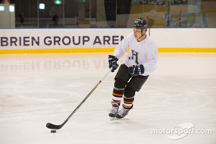 Valtteri Bottas, Mercedes AMG F1 juega a hockey sobre hielo