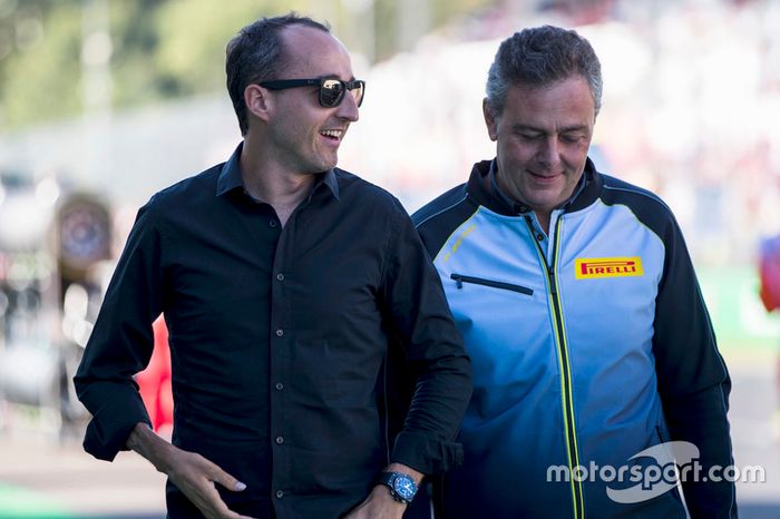 Robert Kubica con Mario Isola, Pirelli en la parrilla