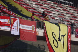 Des drapeaux et bannières à la gloire de Ferrari dans les tribunes