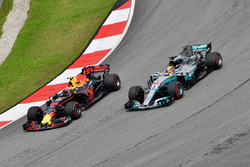 Temporada 2017 F1-malaysian-gp-2017-max-verstappen-red-bull-racing-rb13-passes-lewis-hamilton-mercedes-be