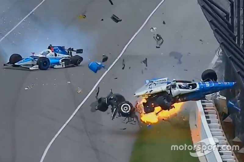 Жахлива аварія Скотта Діксона, Chip Ganassi Racing Honda, та Джея Ховарда, Schmidt Peterson Motorsports Honda