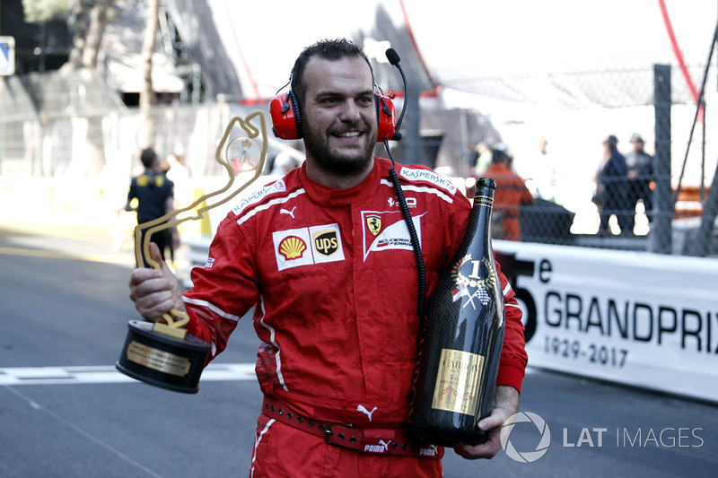 Механік Ferrari святкує із кубком