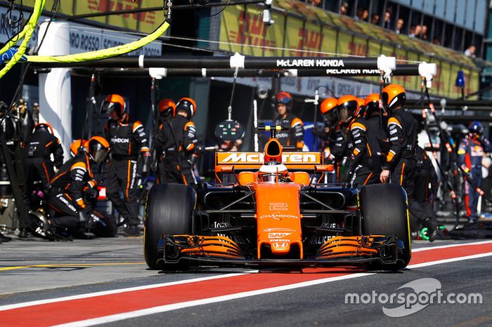 Stoffel Vandoorne, McLaren MCL32, deja los boxes después de un temprano cambio de neumático.