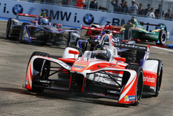 Nick Heidfeld, Mahindra Racing, devant Jose Maria Lopez, DS Virgin Racing, et Sam Bird, DS Virgin Racing