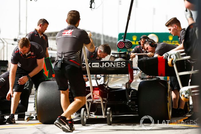 El equipo de Haas hace una parada en boxes