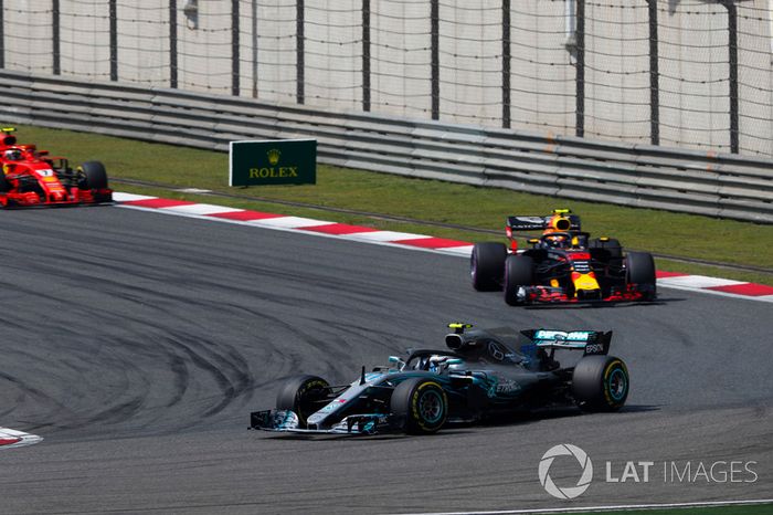 Valtteri Bottas, Mercedes AMG F1 W09, Max Verstappen, Red Bull Racing RB14 Tag Heuer, y Kimi Raikkonen, Ferrari SF71H