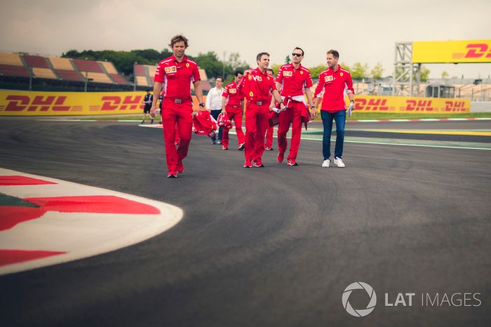 Sebastian Vettel, Ferrari con Riccardo Adami, Ferrari ingeniero de carrera caminan por la pista