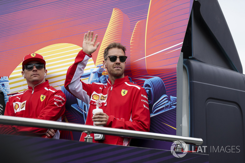 Sebastian Vettel, Ferrari y Kimi Raikkonen, Ferrari en la drivers parade