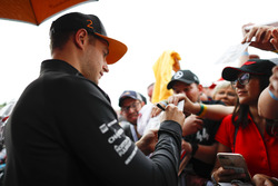 Stoffel Vandoorne, McLaren, taraftarlara imza dağıtıyor
