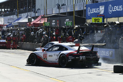 #911 Porsche Team North America Porsche 911 RSR, GTLM: Patrick Pilet, Nick Tandy, Frédéric Makowiecki, #912 Porsche Team North America Porsche 911 RSR, GTLM: Gianmaria Bruni, Laurens Vanthoor, Earl Bamber, pit stop