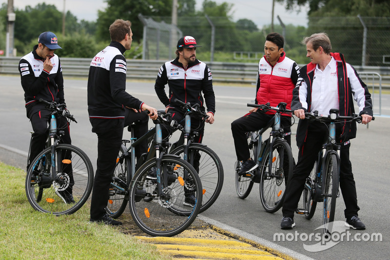 Alexander Wurz, Fernando Alonso, Sébastien Buemi, Kazuki Nakajima, Jose Maria Lopez, Toyota Gazoo Racing en bici por el circuito