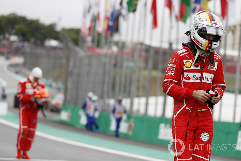 Sebastian Vettel, Ferrari, Kimi Raikkonen, Ferrari, caminan a los pits tras la calificación