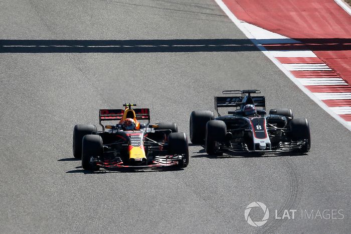 Max Verstappen, Red Bull Racing RB13 y Romain Grosjean, Haas F1 Team VF-17