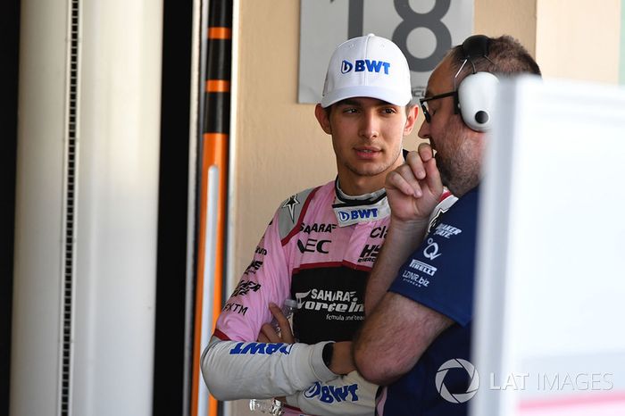 Esteban Ocon, Sahara Force India F1 y Tom McCullough, ingeniero jefe de Force India