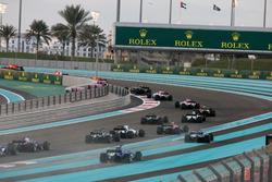 Lance Stroll, Williams FW40, Kevin Magnussen, Haas F1 Team VF-17, Romain Grosjean, Haas F1 Team VF-17, Pascal Wehrlein, Sauber C36, Pierre Gasly, Toro Rosso STR12, et Marcus Ericsson, Sauber C36, derrière le peloton au départ