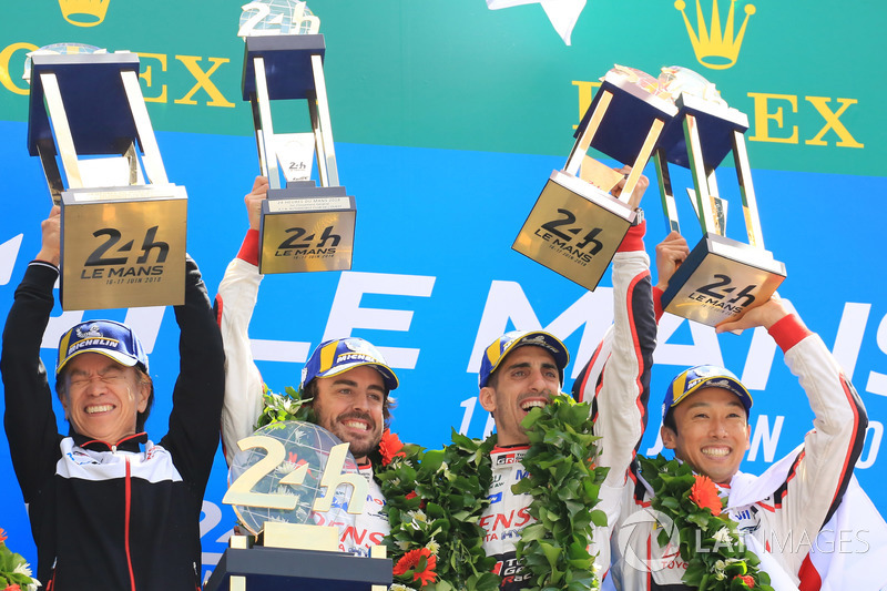 Genel podyum: Kazanan Sébastien Buemi, Kazuki Nakajima, Fernando Alonso, Toyota Gazoo Racing