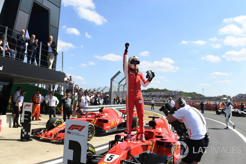 Sebastian Vettel, Ferrari SF71H, merayakan kemenangannya di parc ferme