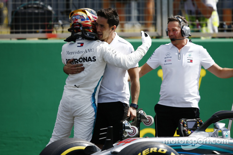 Lewis Hamilton, Mercedes AMG F1, comemora pole position com engenheiros