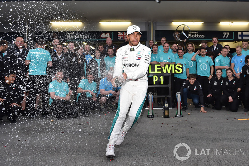 4. Race winner Lewis Hamilton, Mercedes-AMG F1 celebrates with the team and the champagne